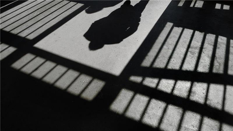 Ein Jugendlicher, der einen Polizisten in Göttingen angeschossen haben soll, sitzt in U-Haft. (Symbolbild)
