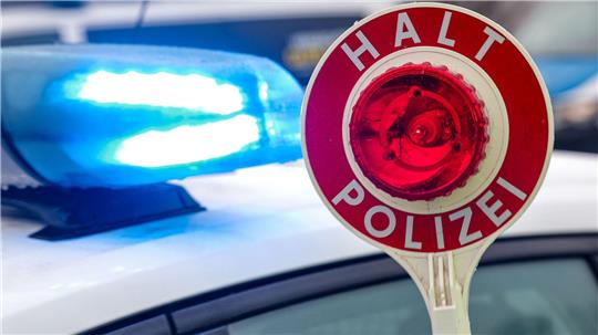 16-Jähriger liefert sich Verfolgungsfahrt auf der A1 Ein Jugendlicher fährt bei einer Kontrolle auf der A1 davon und liefert sich eine Verfolgungsfahrt. (Symbolbild)