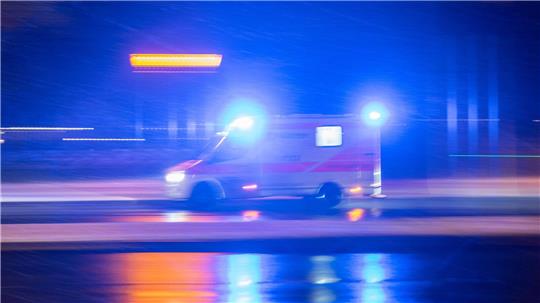 Ein Jugendlicher rutscht während der Fahrt von der Motorhaube eines Autos und wird schwer verletzt. (Symbolbild)