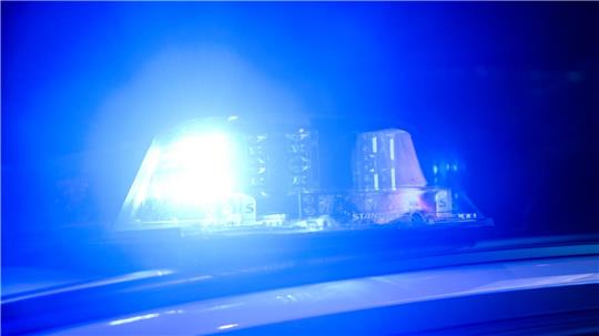 Ein Jugendlicher soll mit einem Messer auf einen Mann eingestochen haben. (Symbolbild)