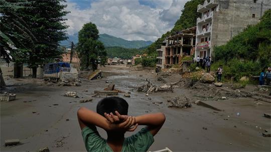 Ein Junge betrachtet die Verwüstungen, die durch Sturzfluten am Fluss Trishuli im nepalesischen Distrikt Nuwakot verursacht wurden. (Archivbild)