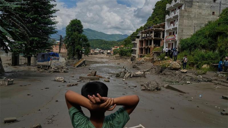Ein Junge betrachtet die Verwüstungen durch die Sturzflut in Nepal. (Archivbild)