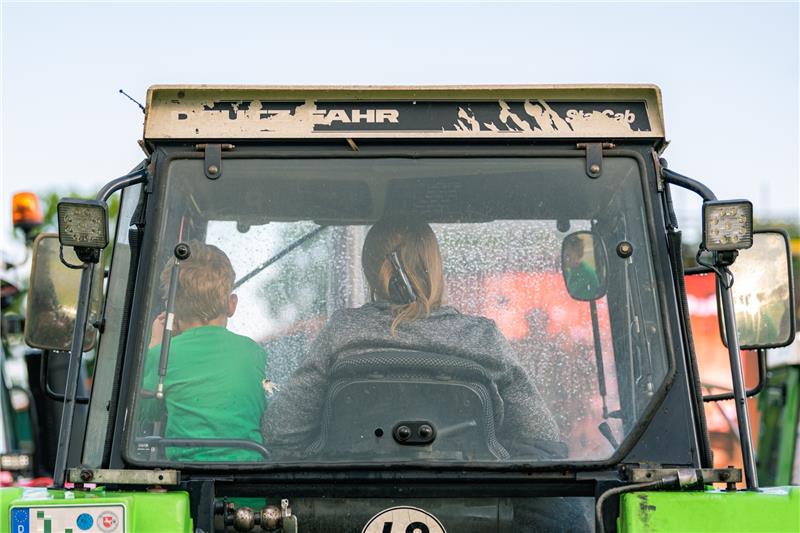 Walkenried: Fünfjähriger bei Unfall unter Trecker eingeklemmt Ein Junge sitzt mit einer Frau in der Fahrerkabine eines Treckers. Bei einem Unfall mit einem Trecker wurde ein fünfjähriger Junge aus der Fahrerkabine des Traktors geschleudert und unter dem Fahrzeug eingeklemmt. Symbolfoto: picture alliance/dpa | Mohssen Assanimoghaddam