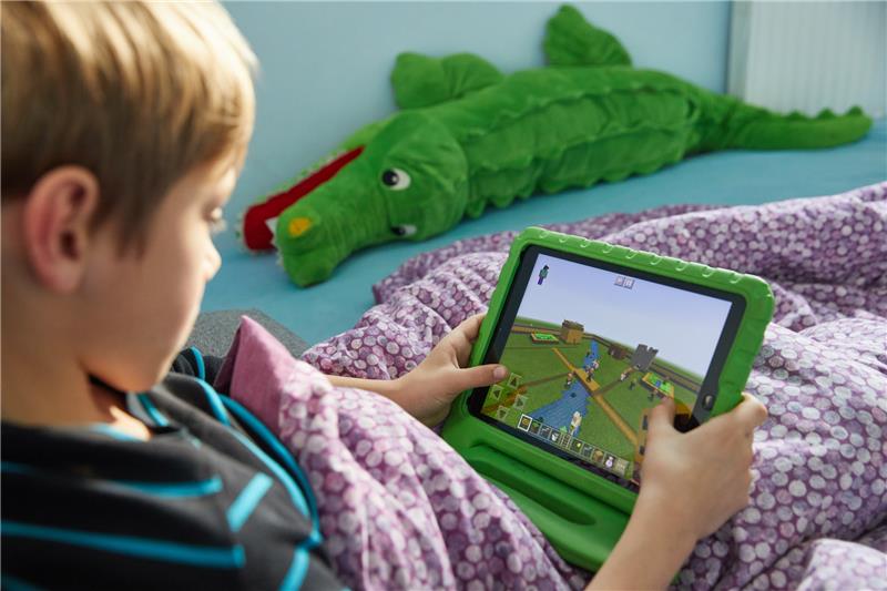 Videospiele: Wann muss ich mir Sorgen machen? Ein Junge spielt das Open-World-Computerspiel Minecraft. Foto: picture alliance/dpa | Georg Wendt