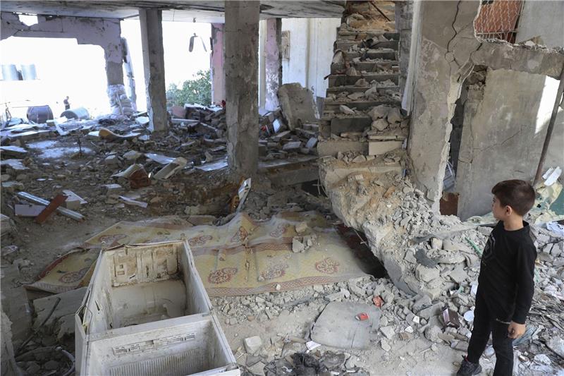Palästinenser: 14 Tote in Dschenin Ein Junge steht in den Trümmern einer Moschee, die nach einem israelischen Luftangriff zerstört wurde.