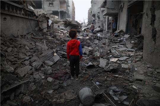 Ein Junge steht vor den Trümmern nach einem Luftangriff im Flüchtlingslager Maghazi im Zentrum des Gazastreifens. Schon sechs Monate lang tobt der Gaza-Krieg.