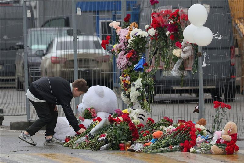 Ein Junge trauert um die Opfer des Anschlags auf die Crocus City Hall in Moskau.