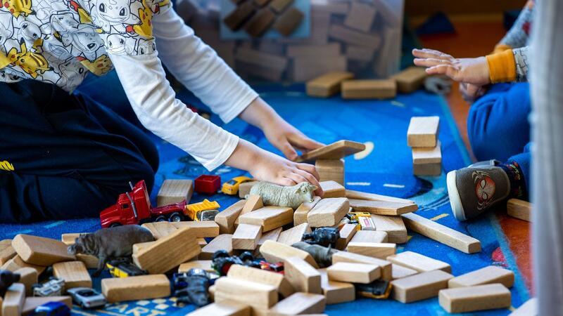 Spielen Mädchen und Jungs anders? Ein Junge und ein Mädchen spielen zusammen.