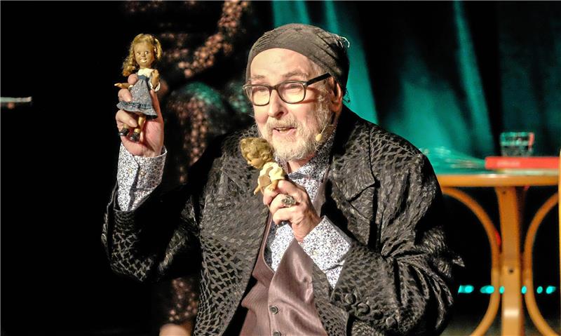 Friedhelm Kändler zu Gast im Kulturkraftwerk Ein Junge und ein Mädchen treffen sich: Friedhelm Kändler erzählt eine dörfliche Liebesgeschichte. Fotos: Zietz
