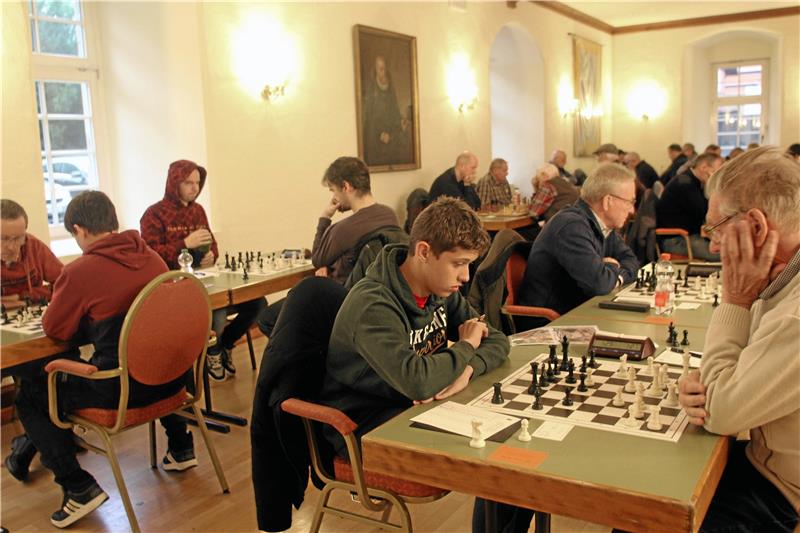 Turnier in Bad Harzburg – 74 Teilnehmer, ein Ziel: Schachmatt Ein Jungtalent: Tim Stolte landet nach der vierten Runde auf Platz 50 und damit vor allen anderen Bad Harzburg-Kollegen. Foto: Jenzora