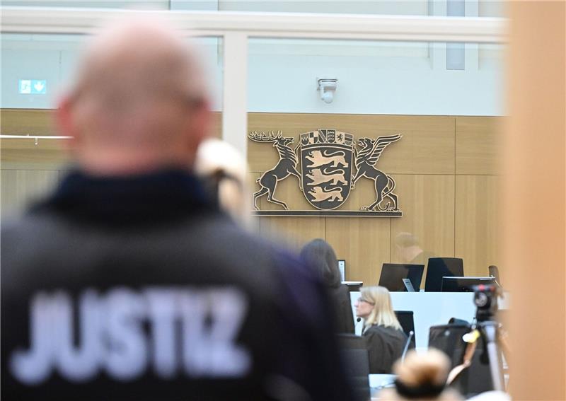 „Reichsbürger”-Prozess: Video zu dramatischer Schießerei Ein Justizbeamter im Gerichtssaal in Stuttgart-Stammheim.