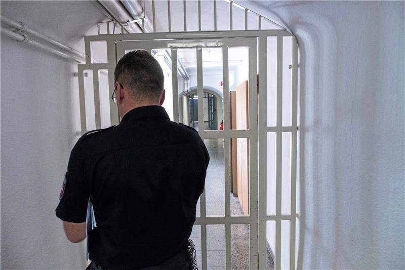 Vienenburger Torso-Mörder räumt Drogenhandel ein Ein Justizvollzugsbeamter geht in der JVA Wolfenbüttel einen Flur entlang: Der 62-jährige inhaftierte Vienenburger, der sich aktuell vor dem Landgericht Göttingen verantworten muss, soll aus der JVA in Wolfenbüttel heraus seine Drogengeschäfte organisiert haben. Foto: dpa