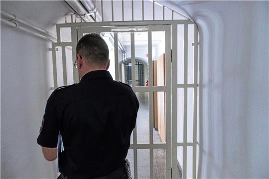 Ein Justizvollzugsbeamter geht in der JVA Wolfenbüttel einen Flur entlang: Der 62-jährige inhaftierte Vienenburger, der sich aktuell vor dem Landgericht Göttingen verantworten muss, soll aus der JVA in Wolfenbüttel heraus seine Drogengeschäfte organisiert haben.  Foto: dpa