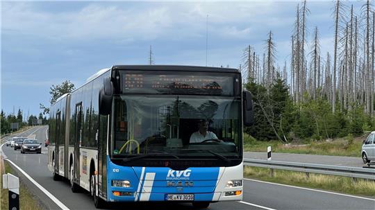 Ein KVG-Bus auf der B4 zwischen Bad Harzburg und Braunlage: In diesem Jahr ist im Landkreis Goslar nicht mit Einschnitten im Regio-Busnetz zu rechnen. Für das kommende Jahr werden hingegen Kürzungen erwartet.