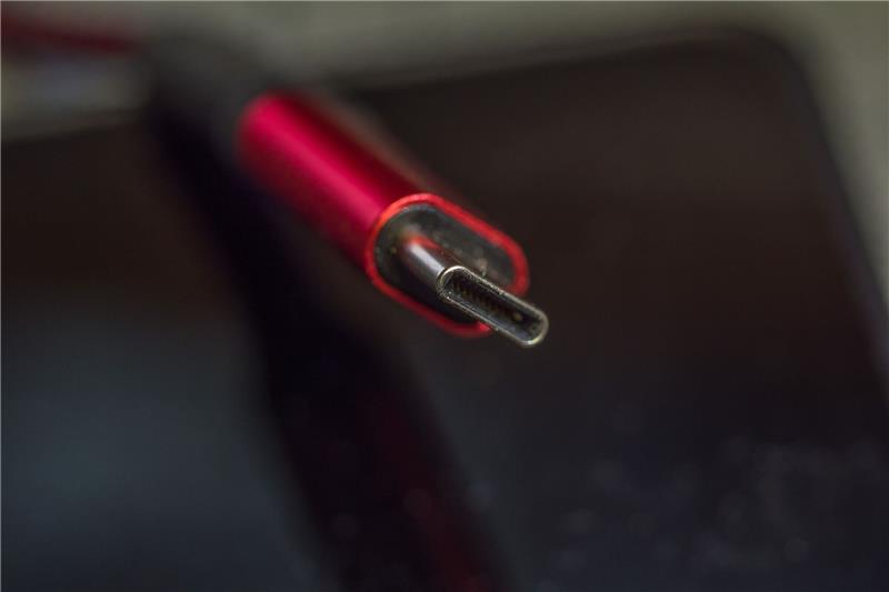 Einheitliches Ladekabel fürs Handy kommt Ein Kabel mit USB-C-Anschluss. Handys und zahlreiche andere Elektrogeräte müssen in der EU ab Mitte 2024 eine einheitliche Ladebuchse nach dem USB-C-Standard haben.