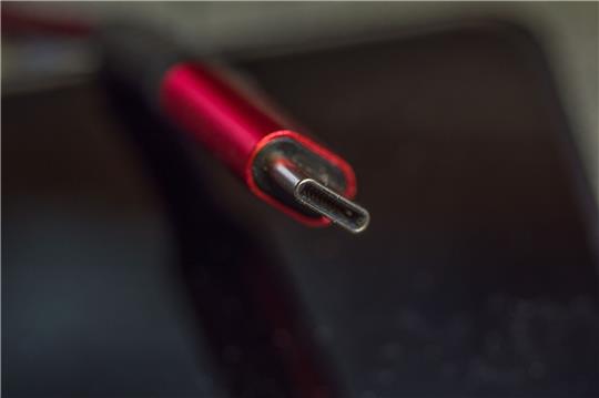 Ein Kabel mit USB-C-Anschluss. Handys und zahlreiche andere Elektrogeräte müssen in der EU ab Mitte 2024 eine einheitliche Ladebuchse nach dem USB-C-Standard haben.