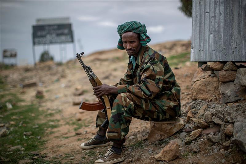 Höchste Zahl an Toten durch Konflikte seit Genozid in Ruanda Ein Kämpfer der Tigray People's Liberation Front (TPLF) an einem Wachposten am Rande der Stadt Hawzen in der Region Tigray in Nordäthiopien.