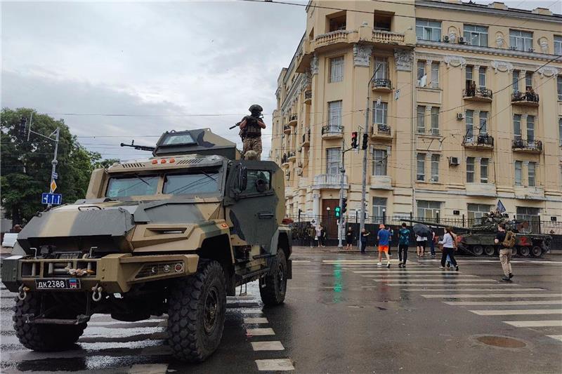 Putin sieht Verrat, Söldner stoppen Vormarsch Ein Kämpfer steht auf einem gepanzerten Fahrzeug und bewacht einen Bereich in einer Straße in Rostow am Don.