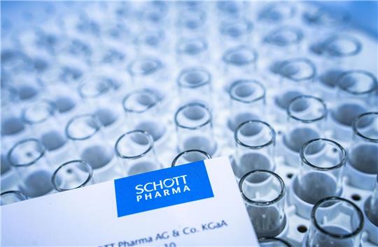 Ein Kästchen voller Karpulen, wie sie hauptsächlich für die Abfüllung und Verabreichung von Insulin verwendet werden.