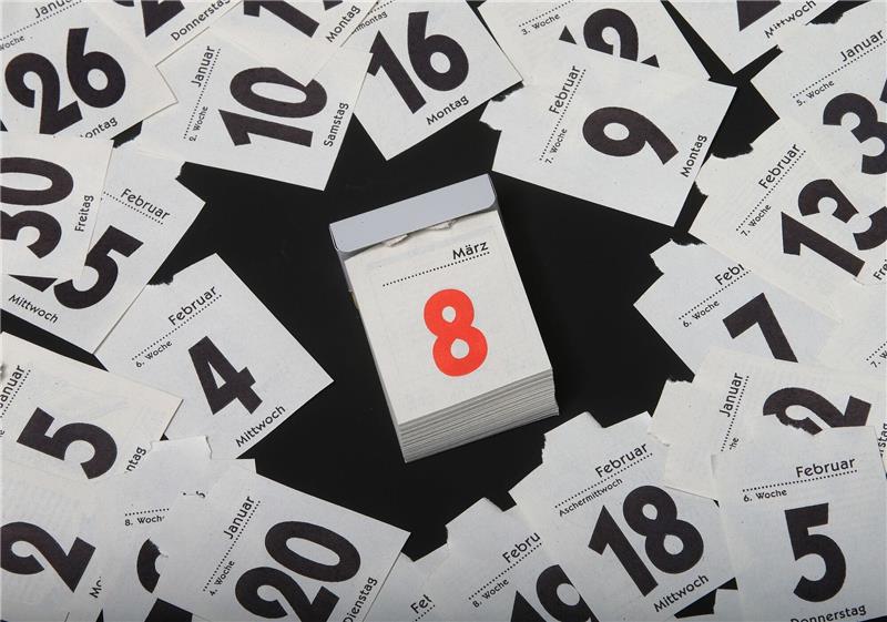 Ein Kalenderblatt zeigt den 8. März, den Internationalen Frauentag.