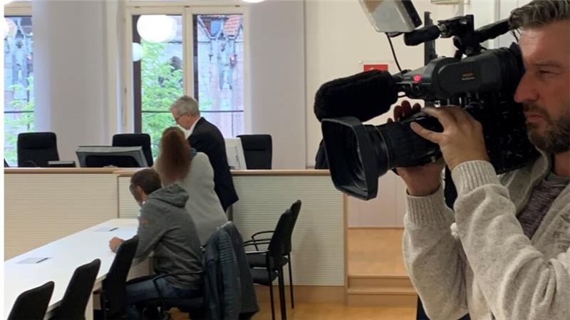 Landgericht Braunschweig spricht Eltern aus Goslar frei Ein Kameramann filmt am Donnerstag in den Gerichtssaal, in dem das Missbrauchsverfahren gegen ein Elternpaar aus Goslar läuft. Die 1. Strafkammer am Landgericht Braunschweig spricht die Angeklagten später von den Vorwürfen frei. Im Hintergrund sitzen die Eltern mit einem ihrer Anwälte.