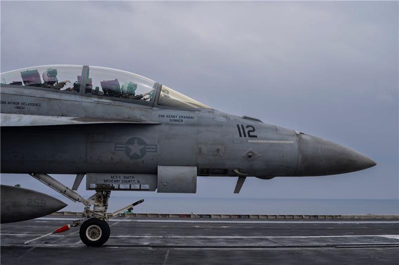 Ein Kampfflugzeug Typ F/A-18F Super Hornet startet vom Flugzeugträger «USS Dwight D. Eisenhower» (CVN-69).