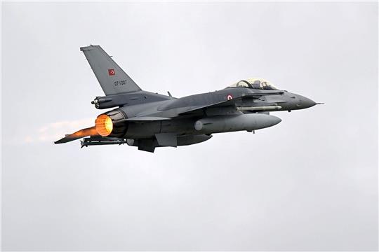 Ein Kampfflugzeug der türkischen Luftwaffe vom Typ F-16. (Symbolbild)