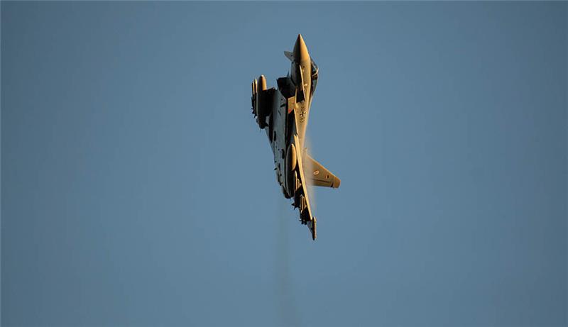 Knallgeräusche in Hannover schrecken auf – Das ist der Grund Ein Kampfflugzeug vom Typ Eurofighter Typhoon der Luftwaffe. Foto: Christophe Gateau/dpa