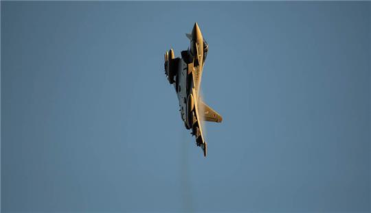 Ein Kampfflugzeug vom Typ Eurofighter Typhoon der Luftwaffe. Foto: Christophe Gateau/dpa