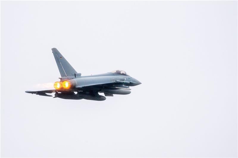 Fast zwei Drittel gegen Kampfflugzeuglieferung an Ukraine Ein Kampfflugzeug vom Typ Eurofighter Typhoon der Luftwaffe startet am Fliegerhorst Wittmundhafen mit eingeschaltetem Nachbrenner. Foto: dpa