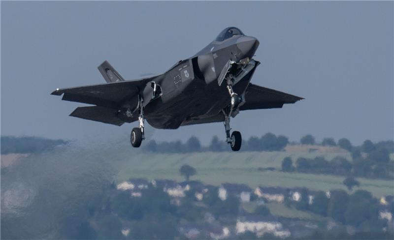 Ein Kampfflugzeug vom Typ F-35 der US Air Force startet von der US-Air Base Spangdahlem während der Luftwaffenübung «Air Defender 2023».