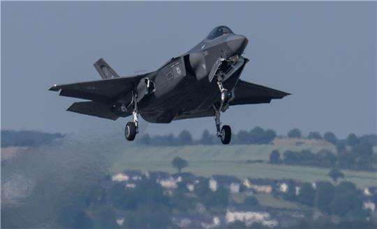 Ein Kampfflugzeug vom Typ F-35 der US Air Force startet von der US-Air Base Spangdahlem während der Luftwaffenübung «Air Defender 2023».