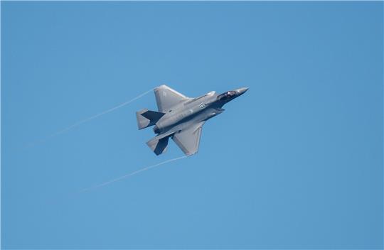 Ein Kampfflugzeug vom Typ F-35 fliegt über der US-Air Base Spangdahlem während der Luftwaffenübung «Air Defender 2023».