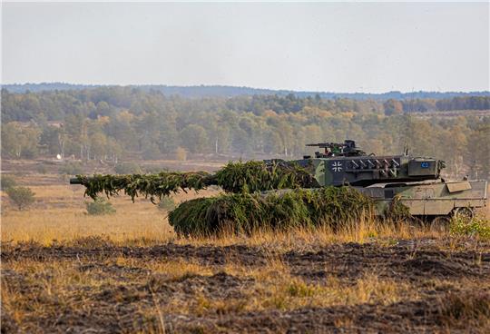 Ein Kampfpanzer Leopard 2 nimmt an der Ausbildungs- und Lehrübung des Heeres teil. In einer Umfrage des Meinungsforschungsinstituts YouGov im Auftrag der Deutschen Presse-Agentur sprechen sich 45 Prozent der Befragten gegen eine Lieferung deutscher Kampfpanzer des Typs Leopard 2 in die Ukraine aus. Foto: picture alliance/dpa | Moritz Frankenberg