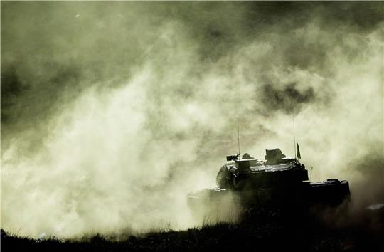 Ein Kampfpanzer Leopard 2 während einer Bundeswehrübung.