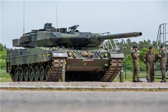 Ein Kampfpanzer vom Typ Leopard II A6. Die Bundeswehr erhält als Ausgleich für Panzerlieferungen an die Ukraine 18 neue Kampfpanzer vom Nachfolgermodell Leopard 2A8.