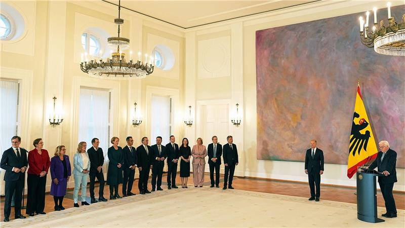 Scholz und seine Minister erhalten Entlassungsurkunden Ein Kanzler und 14 Minister erhalten vom Bundespräsidenten ihre Entlassungsurkunden. Sie bleiben aber geschäftsführend im Amt.