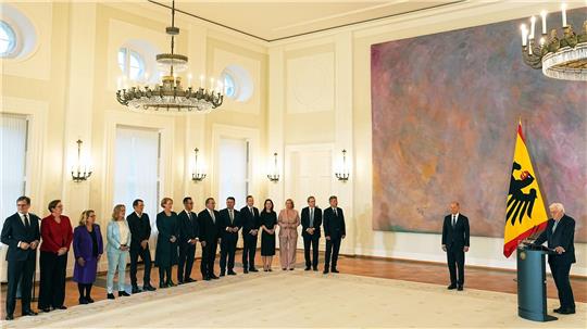 Ein Kanzler und 14 Minister erhalten vom Bundespräsidenten ihre Entlassungsurkunden. Sie bleiben aber geschäftsführend im Amt.