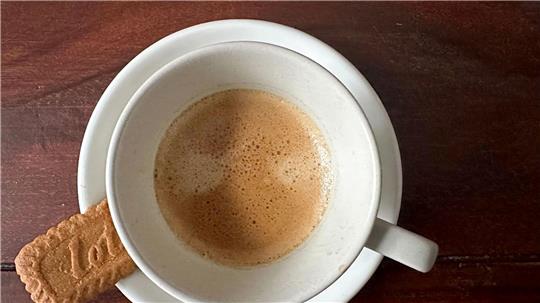 Ein Karamellkeks wird heutzutage oft zu einem Kaffee gereicht. (Archivbild)