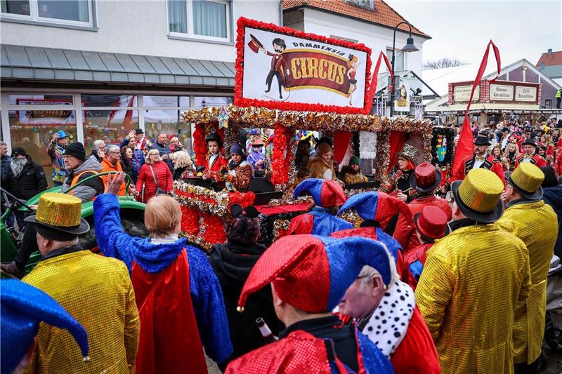 Ein Karnevalswagen des Dammer Carnevals rollt unter dem Motto „Dammensia Circus“ durch den Ort.