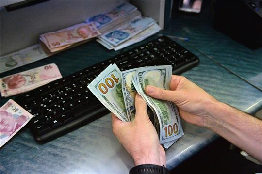 Ein Kassierer zählt Geldscheine in einer Wechselstube in Ankara: Die türkische Notenbank hat ihren Leitzins um 5,0 Prozentpunkte auf 40,0 Prozent angehoben.