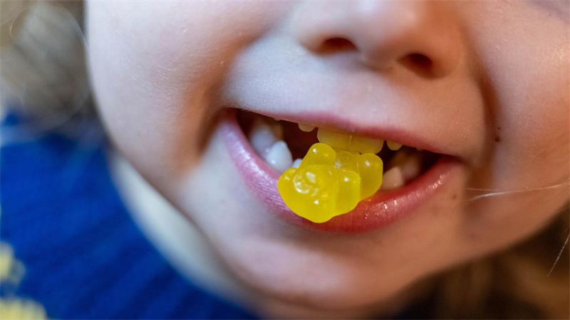 Ein Kind beißt auf ein Kinder-Vitaminbärchen. Viele Hersteller haben längst auch die Jüngsten als Zielgruppe für Vitamine, Mineralstoffe und Pflanzenextrakte erkannt. (Symbolbild)