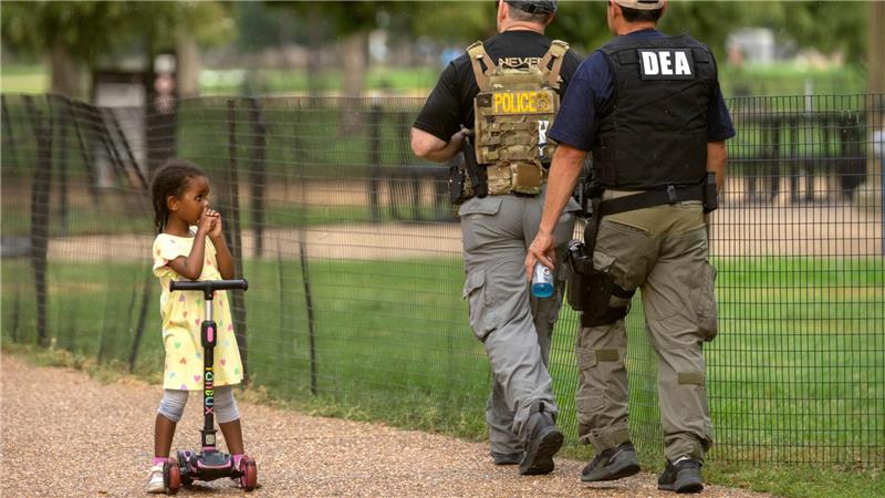Bilder des Tages Ein Kind beobachtet, wie Beamte der Drug Enforcement Administration entlang der National Mall in Washington patrouillieren.
