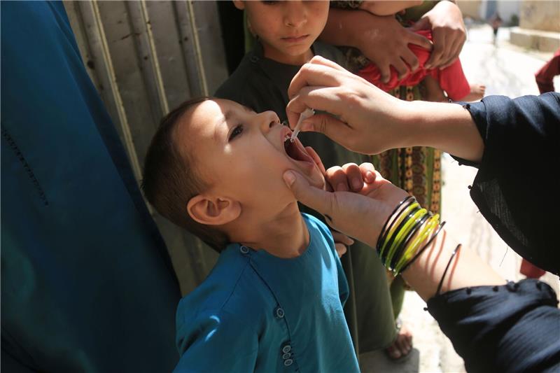 Afghanistan startet Impfkampagne gegen Polio Ein Kind erhält eine Dosis Anti-Polio-Impfstoff: Polio ist eine ansteckende Infektionskrankheit, die vor allem bei Kleinkindern dauerhafte Lähmungen hervorrufen und zum Tod führen kann.