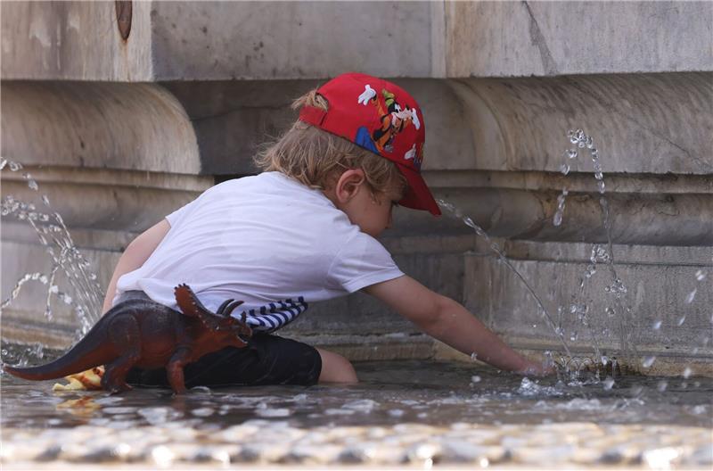 Jedes zweite Kind in Europa erlebt oft Hitzewellen Ein Kind kühlt sich bei 38 Grad Celsius an einem Brunnen ab.
