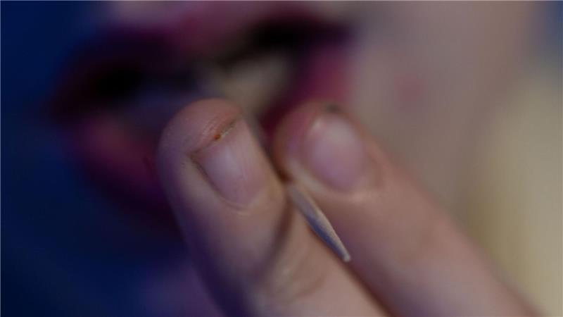 Ein Kind nimmt einen Zahnstocher in den Mund. Eine Münchner Realschule hat alle Arten von Zahnstochern verboten, weil die Nikotinzahnstocher so schwierig zu erkennen sind. 