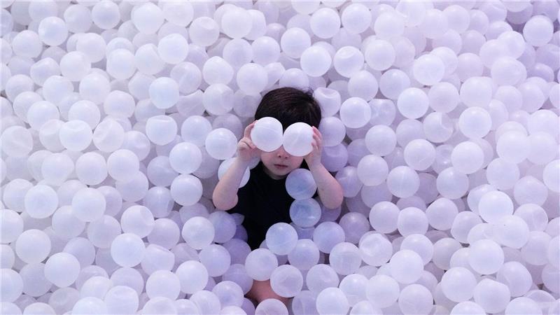 Ein Kind spielt in einer Ballgrube während einer immersiven Ausstellung im Megapolis Outlets Center in Panama-Stadt.