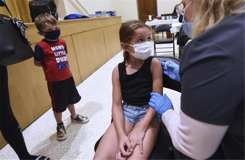 Gibt es bald einen Corona-Impfstoff für die Kleinsten? Ein Kind wird gegen das Coronavirus geimpft. Foto: dpa