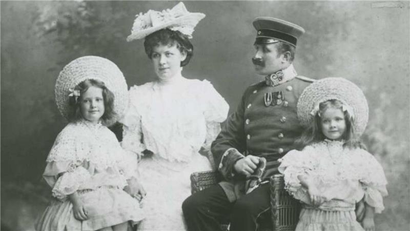 Ein Kinderfoto von Marlene Dietrich, ihrer Schwester und ihren Eltern.