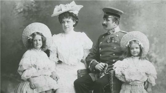 Ein Kinderfoto von Marlene Dietrich, ihrer Schwester und ihren Eltern.